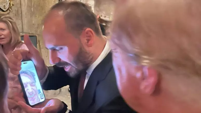 Em ligação, Trump convida Bolsonaro para posse e ex-presidente aceita mesmo impedido de deixar o Brasil